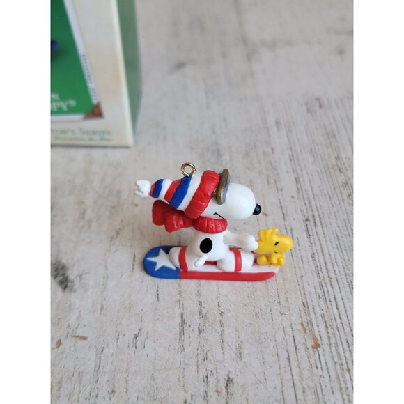 Hallmark miniature winter fun with Snoopy snowboarding ornament Xmas - Picture 4 of 5